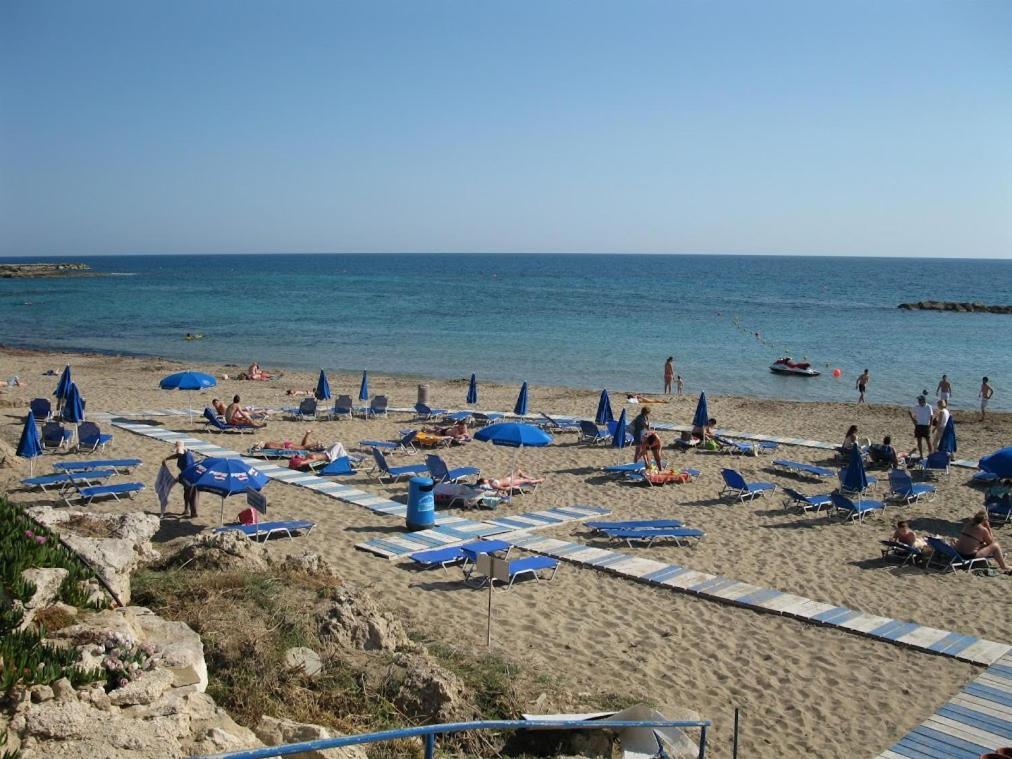 Limnaria Gardens Two Bedroom Apartment With Balcony Paphos Exterior photo